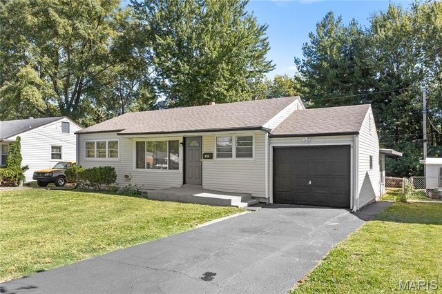 820 Saint Brendan Lane, Florissant, MO 63031