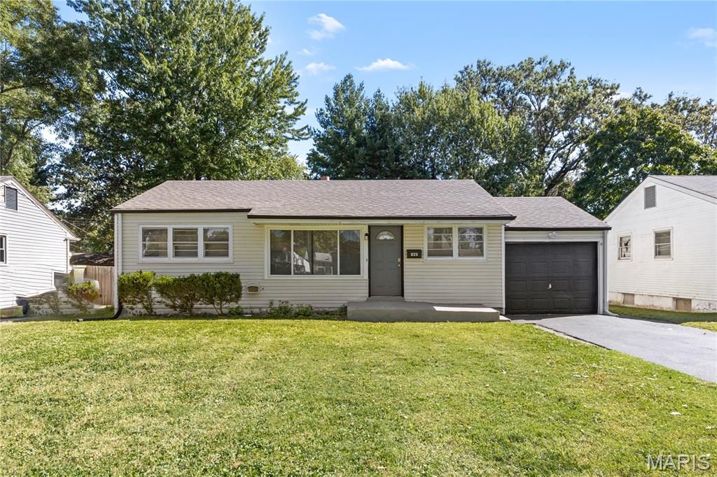 820 Saint Brendan Lane, Florissant, MO 63031
