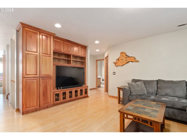 3854 MONROE St, Eugene, OR 97405