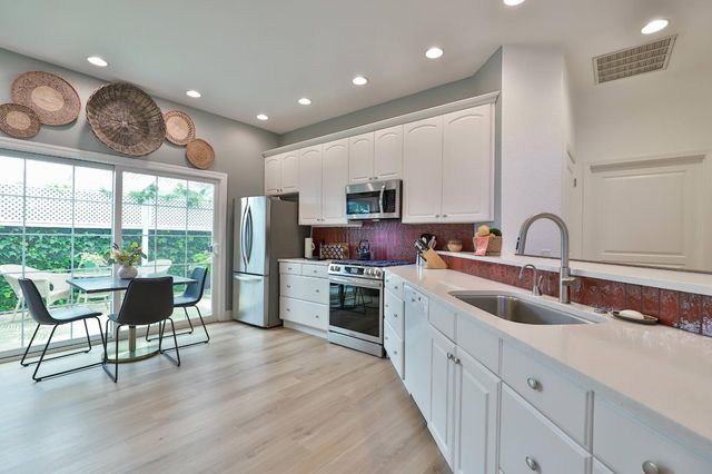 7598 Sunmore Ln, Sacramento, CA 95828