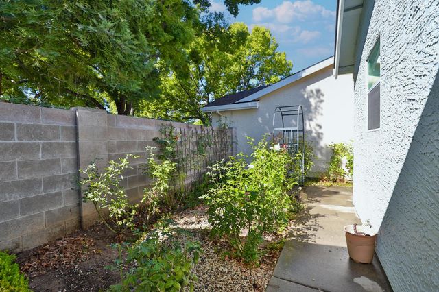 7598 Sunmore Ln, Sacramento, CA 95828
