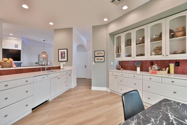 7598 Sunmore Ln, Sacramento, CA 95828