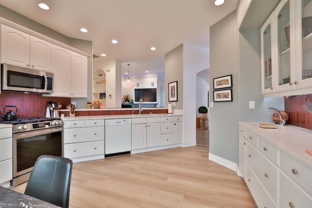 7598 Sunmore Ln, Sacramento, CA 95828