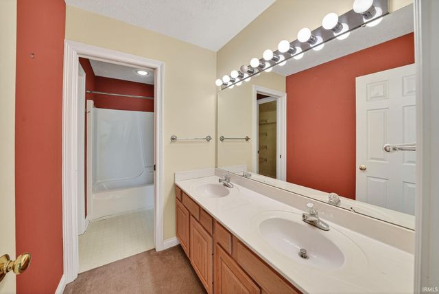 1446 Bridge Water Way, Mishawaka, IN 46545