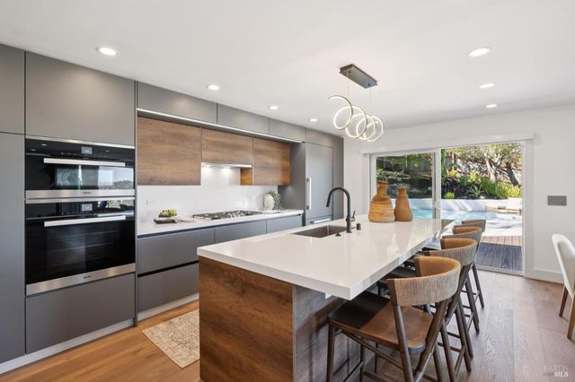 105 Oak Ridge Rd, San Rafael, CA 94903