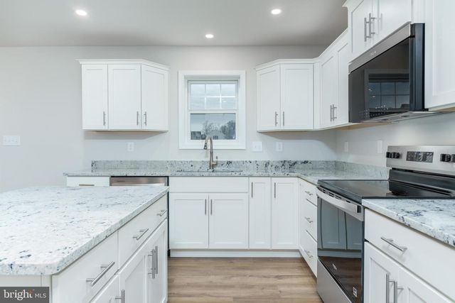 304 AMBERLEIGH LN, Shippensburg, PA 17257