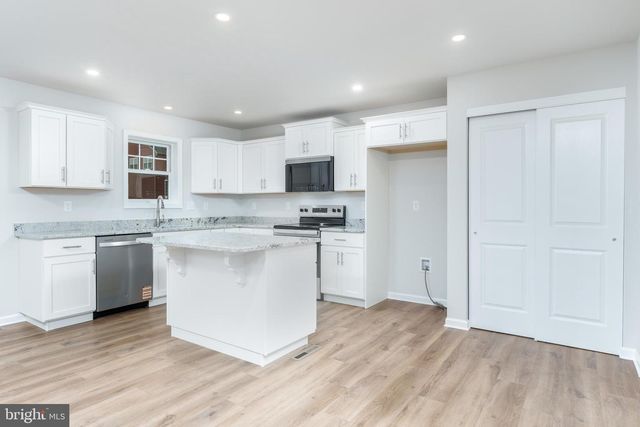 304 AMBERLEIGH LN, Shippensburg, PA 17257