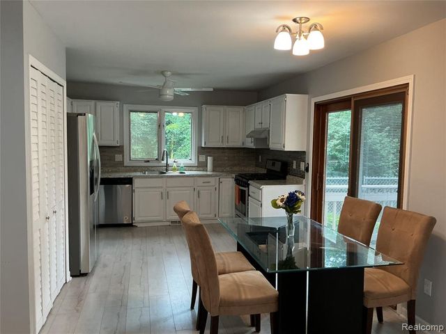 1580 Carthage, Commerce Twp, MI 48382