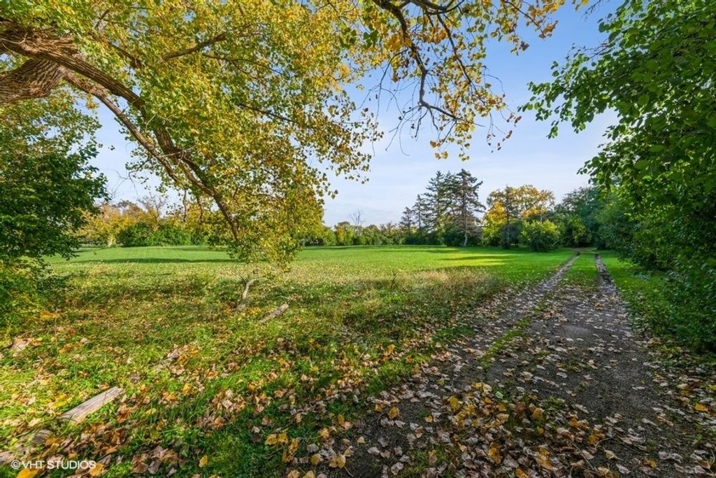1301 Pearson Road, Green Oaks, IL 60048