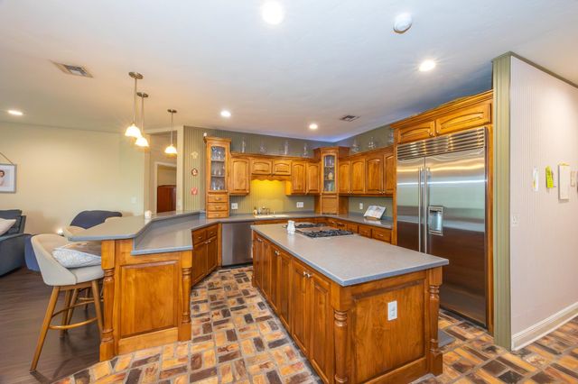 319 Chateau Dr, Lockport, LA 70374
