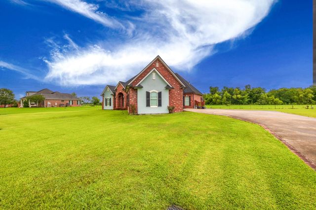 319 Chateau Dr, Lockport, LA 70374