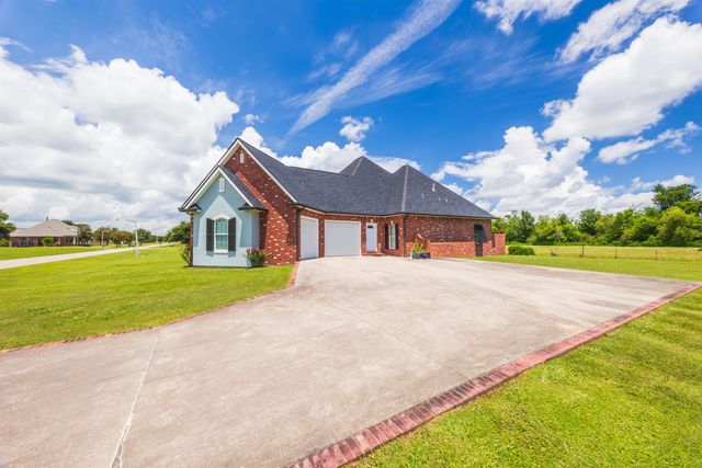 319 Chateau Dr, Lockport, LA 70374