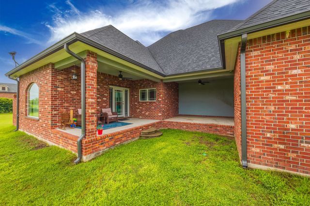 319 Chateau Dr, Lockport, LA 70374