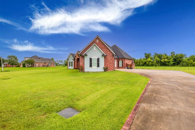 319 Chateau Dr, Lockport, LA 70374