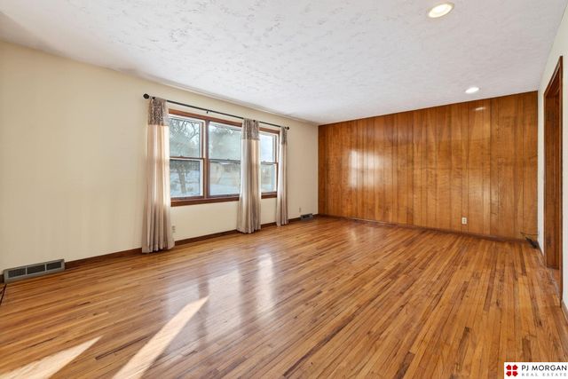 9812 Manderson Street, Omaha, NE 68134