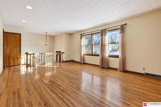 9812 Manderson Street, Omaha, NE 68134