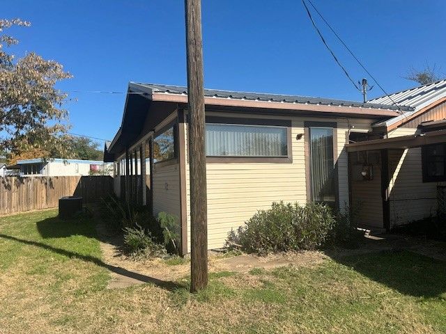 808 Flamingo Road, Granbury, TX 76049