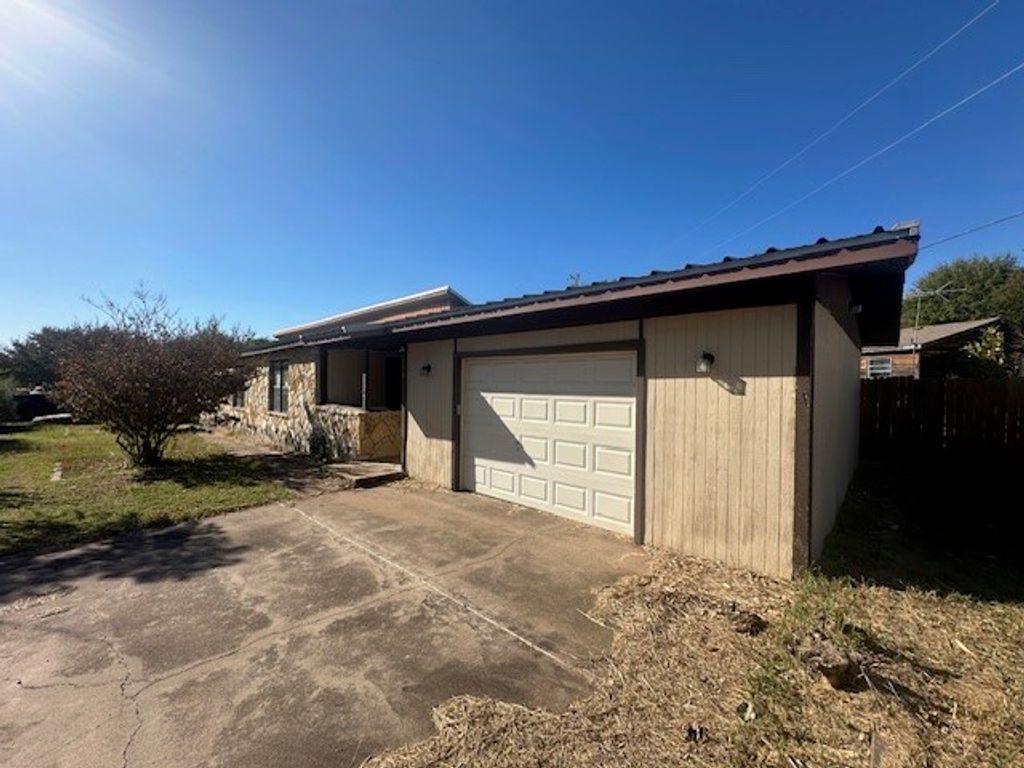 808 Flamingo Road, Granbury, TX 76049