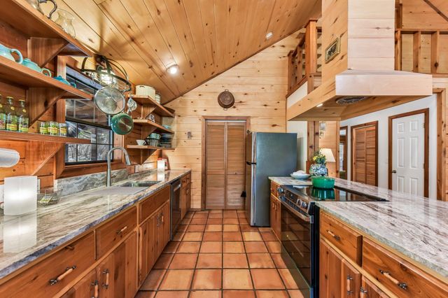 501 Oak Knob DR, Wimberley, TX 78676