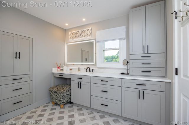 689 Woodfield Way, Rochester Hills, MI 48307