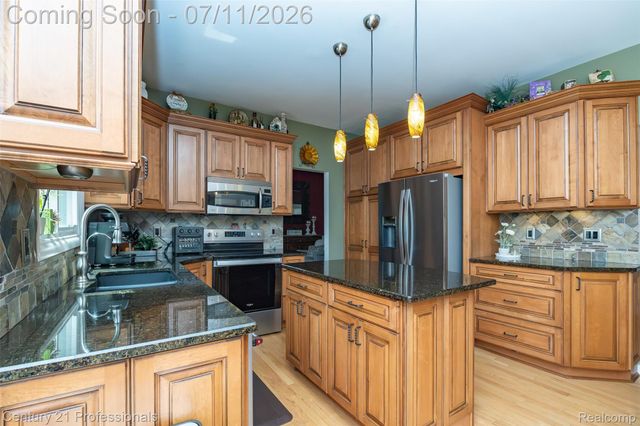 689 Woodfield Way, Rochester Hills, MI 48307