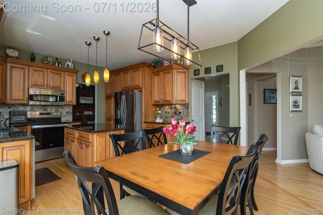 689 Woodfield Way, Rochester Hills, MI 48307