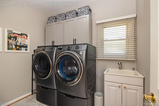 689 Woodfield Way, Rochester Hills, MI 48307