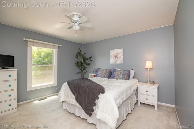 689 Woodfield Way, Rochester Hills, MI 48307