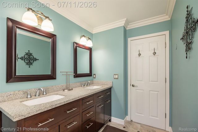 689 Woodfield Way, Rochester Hills, MI 48307