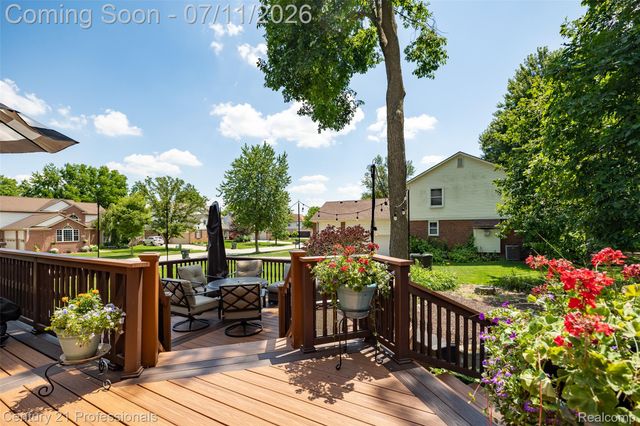 689 Woodfield Way, Rochester Hills, MI 48307