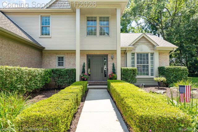 689 Woodfield Way, Rochester Hills, MI 48307