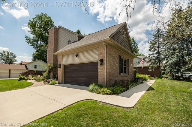 689 Woodfield Way, Rochester Hills, MI 48307