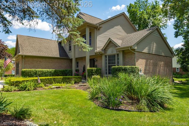 689 Woodfield Way, Rochester Hills, MI 48307