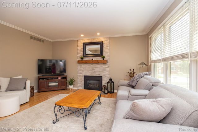 689 Woodfield Way, Rochester Hills, MI 48307