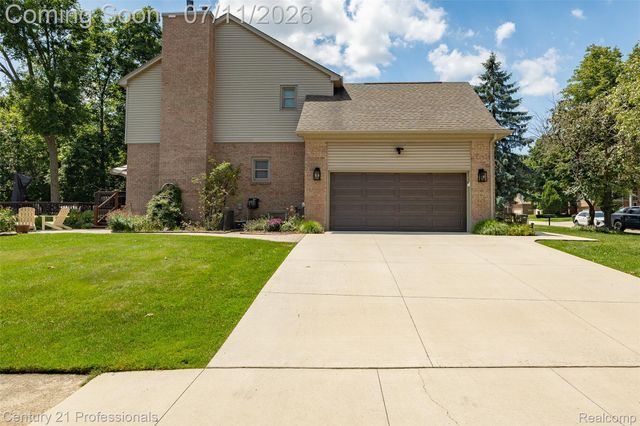 689 Woodfield Way, Rochester Hills, MI 48307