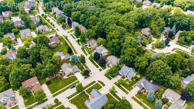 689 Woodfield Way, Rochester Hills, MI 48307