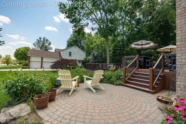 689 Woodfield Way, Rochester Hills, MI 48307