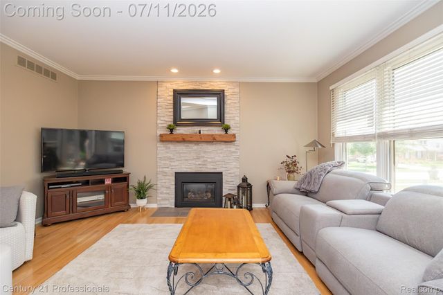689 Woodfield Way, Rochester Hills, MI 48307