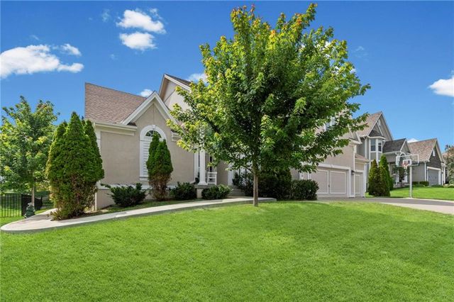 9020 N Oxford Avenue, Kansas City, MO 64157