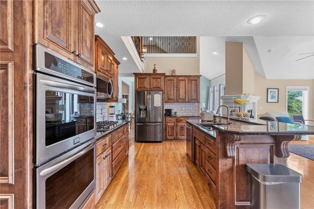 9020 N Oxford Avenue, Kansas City, MO 64157