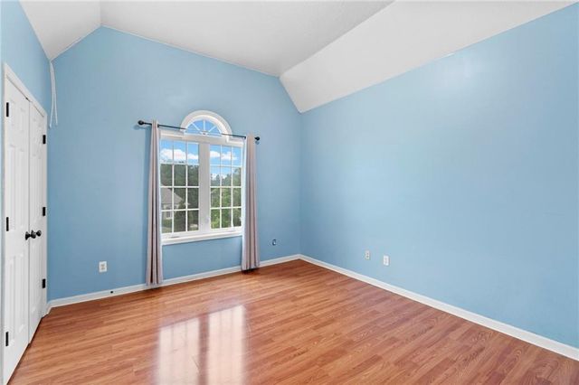9020 N Oxford Avenue, Kansas City, MO 64157