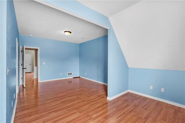 9020 N Oxford Avenue, Kansas City, MO 64157