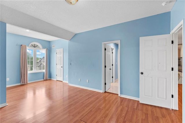 9020 N Oxford Avenue, Kansas City, MO 64157