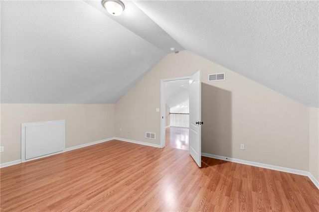 9020 N Oxford Avenue, Kansas City, MO 64157