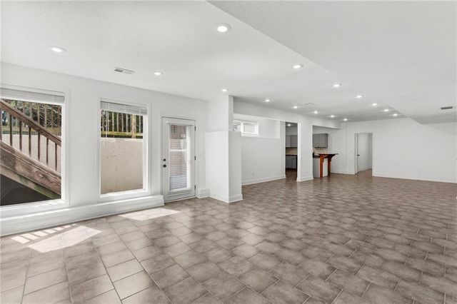 9020 N Oxford Avenue, Kansas City, MO 64157