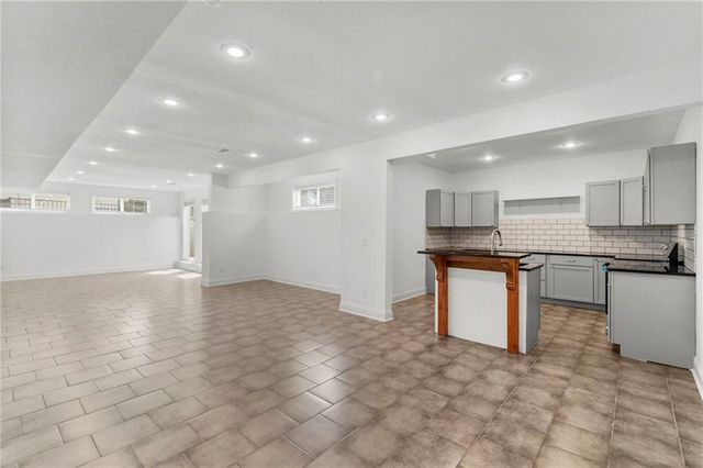 9020 N Oxford Avenue, Kansas City, MO 64157