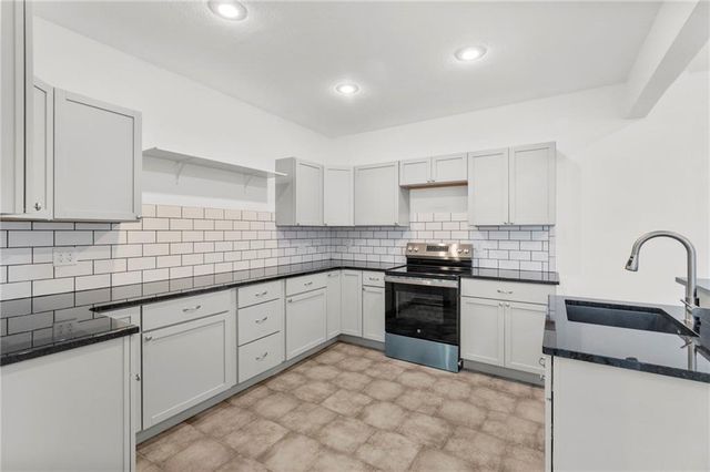9020 N Oxford Avenue, Kansas City, MO 64157