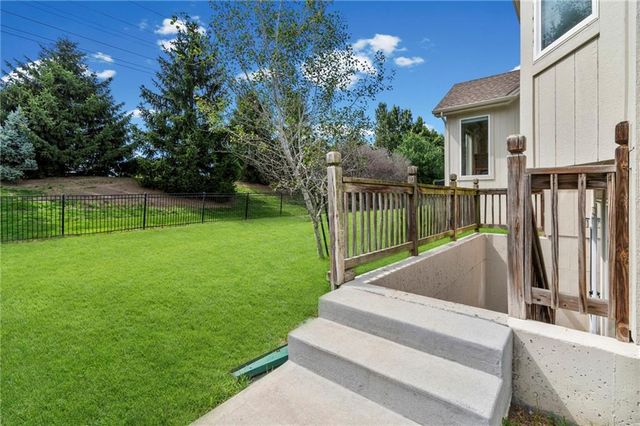 9020 N Oxford Avenue, Kansas City, MO 64157