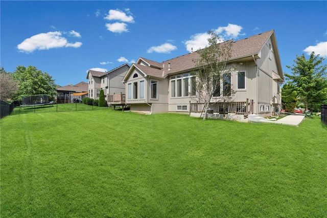 9020 N Oxford Avenue, Kansas City, MO 64157