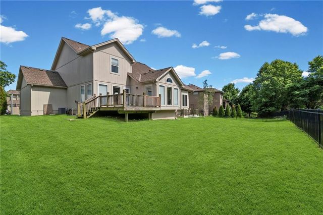 9020 N Oxford Avenue, Kansas City, MO 64157